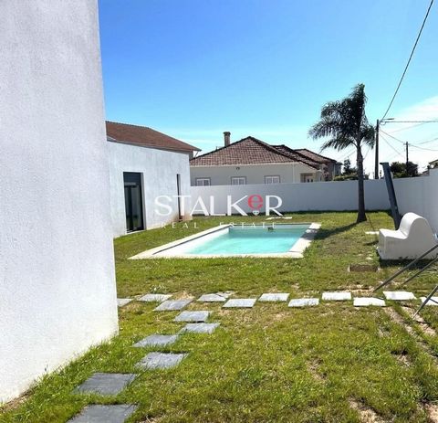 Haus mit 4 Schlafzimmern, 4 Fronten, Außenpool und Gärten, in Arcozelo, Vila Nova de Gaia, mit mehreren Merkmalen, die es sehr attraktiv machen: - Privilegierte Lage: Nur 600 Meter von Praia da Aguda entfernt, bekannt für seine Ruhe und natürliche Sc...