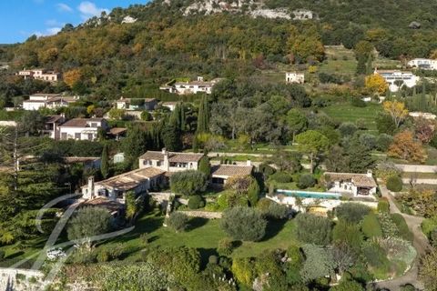 En position dominante et à quelques pas du charmant village animé de Tourrettes-sur-Loup, cette majestueuse bastide en pierres d'environ 350 m² s'étend sur un superbe terrain d'environ 5 600 m², comprenant de larges espaces plats. Elle offre une vue ...