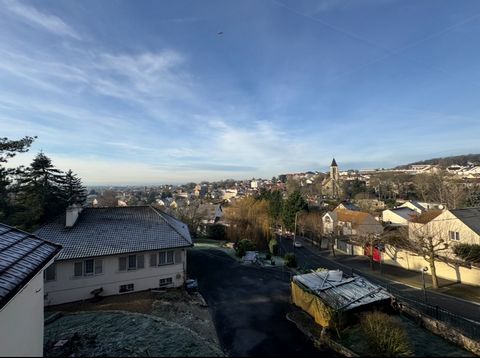 L'agence VASLIN Immobilier à le plaisir de vous proposer une charmante maison de ville avec terrasse. Venez vite visiter cette maison Idéalement située et proche des transports en communs. La maison se compose d'un séjour avec cuisine, de deux chambr...