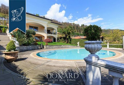 This stunning luxury villa with pool for sale on Lake Maggiore enjoys a breathtaking panoramic view and a sunny location. The property is spread out over 3 floors and has an area of ​​510 m2. On the lower level there is a large tavern with kitchenett...