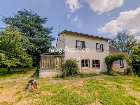 À seulement une dizaine de minutes à pied du golf du château de Maintenon et de la gare, cette maison familiale se situe dans un secteur calme, à 5 minutes en voiture du centre-ville. Édifiée sur un vaste terrain sans vis-à-vis d'environ 1300 m², cet...