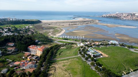 Quinta Marques Gomes a été conçu pour être un paradis pour ses habitants tous les jours de l’année. Surplombant l’embouchure du fleuve Douro et la mer, Quinta Marques Gomes s’étend sur 270 000 m2 et est un développement résidentiel avec de vastes esp...