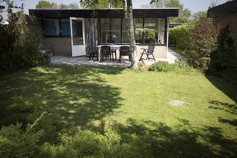 Ce bungalow de vacances bien équipé et confortable se trouve au début du parc. Le jardin orienté au sud offre beaucoup d'intimité. Le bungalow peut accueillir jusqu'à 6 personnes et dispose de 3 chambres. Dans le salon, il y a un poêle à bois confort...