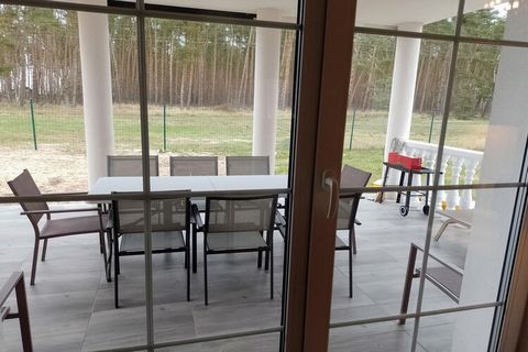 Nieuw gebouwd, vrijstaand vakantiehuis in het pittoreske Nowe Warpno. Hier kunt u een ontspannende vakantie in de frisse lucht doorbrengen, want een overdekt terras, een balkon en een barbecue nodigen u uit om uren samen door te brengen. Maak bij koe...