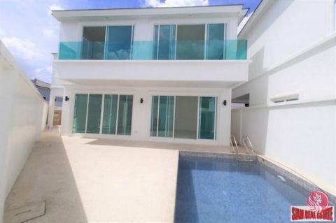 A new two storey house is for sale in the Koh Kaew area of Southern Phuket and located near BIS School. It is a large 174 sqm situated on a triangular land plot of 187 sqm. The ground floor contains the living room, dining room and in the back is a w...