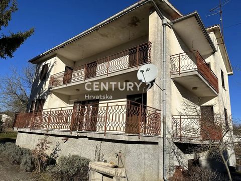 LABIN, PIĆAN, HOUSE WITH TWO APARTMENTS AND A LARGE YARD For sale is a detached house located in the charming settlement of Pićan. This spacious property, built in the 1980s, faces southwest and has 255 m2 of living space + 140 m2 (storage, boiler ro...