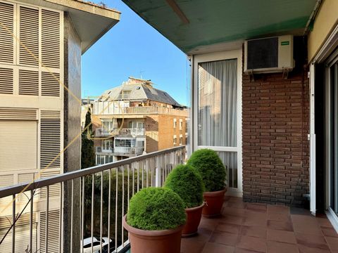 DCANO presents this spacious apartment of 258 m² useful for renovation, located in one of the most prestigious streets of the exclusive Turó Parc neighborhood in Barcelona. These images correspond to an architecture / interior design project based on...