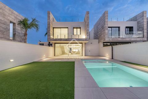 Lucas Fox presents this unique detached villa in a new build that offers a unique design, close to the sea and to enjoy the Mediterranean lifestyle. The residential complex is located a minute's walk from the idyllic La Llossa beach in Cambrils. It i...