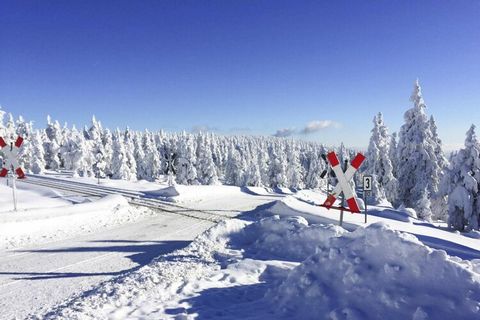 Wunderschöne Ferienunterkünfte, eine herrliche Natur und keine langen Anfahrtswege - verbringen Sie Ihren Urlaub doch mal im Harz! Die Ferienhäuser im Torfhaus HARZRESORT sind mit ihrem heimeligen Kaminofen und einer eigenen Sauna genau das Richtige ...