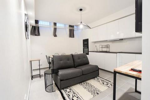 This stylish and modern 65-square-meter apartment offers the perfect base for exploring Paris, located in the 7th arrondissement just steps from the iconic Eiffel Tower. Situated on the ground floor, it combines modern charm with convenience, offerin...