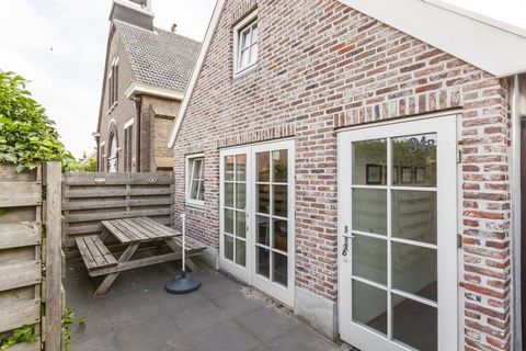 Übernachten Sie in diesem charmanten Ferienhaus in günstiger Lage in Zeeland. Es verfügt über einen attraktiven Garten, in dem Sie den Tag entspannt mit einer frischen Tasse Kaffee beginnen können. Das Haus bietet bequem Platz für eine Familie und wi...