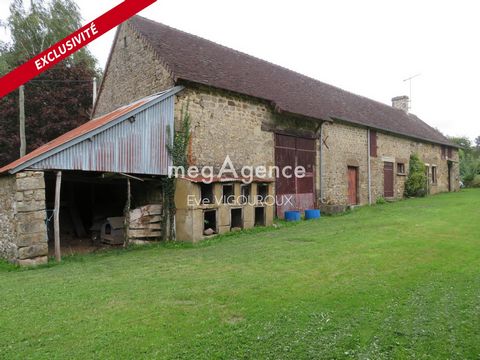 A saisir, en exclusivité, située au cœur des Alpes Mancelles dans un endroit préservé et au calme, beaucoup de potentiel pour cette longère sur un terrain d'environ 9062 m² dont le bornage vient d'être réalisé. Au rez-de-chaussée, pièce de vie avec c...