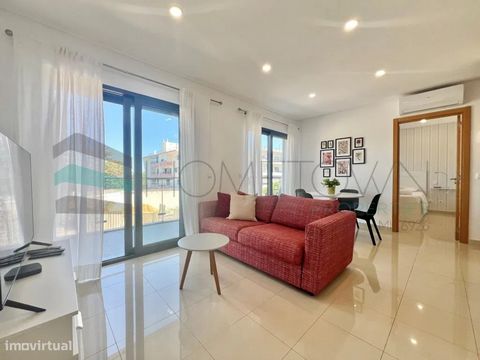 Este elegante T1, localizado em um edifício recém-construído, em Quarteira, está à sua espera! Com uma decoração moderna e acolhedora, o apartamento está pronto para habitar, oferecendo todo o conforto necessário para o seu dia a dia. Características...