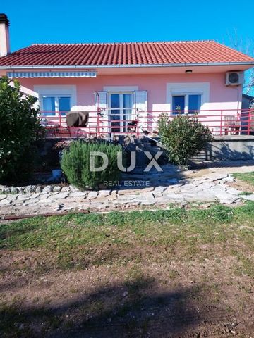 Location: Šibensko-kninska županija, Drniš, Žitnić. ŠIBENIK, DRNIŠ - House with a large garden in a secluded area A detached house of 97 m2 is for sale not far from Drniš. The house is built on a plot of 2000 m2. The house consists of an entrance hal...