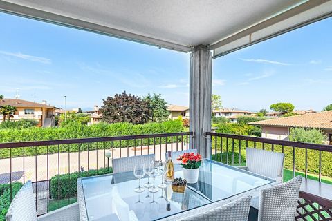 Il nostro appartamento per vacanze modernamente arredato vi aspetta a Lugana di Sirmione, in un tranquillo complesso residenziale di poche unità abitative e incanta con la vista sulle cantine del Lugana e sulla piscina. Godetevi la colazione o un buo...