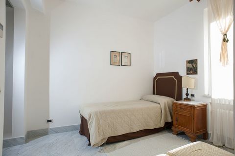 Exklusive Villa mit privatem Pool nur wenige Kilometer von Trapani, elegant und lebendigen Stadt mit der Schönheit der historischen Innenstadt, animiert von Cafés, Restaurants, Boutiquen, der Touristen aus dem ganzen Welt fasziniert. Der Komplex ist ...