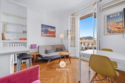 In the heart of the Quartier des Fleurs, near the new Coulée Verte of Gambetta and the Alsace-Lorraine Park, this top-floor two-room apartment in a bourgeois building boasts stunning unobstructed views over the rooftops of Nice. Perfectly designed, t...