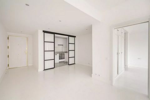 Cet appartement charmant au sixième étage offre 65 m² d’espace de vie lumineux et accueillant avec des vues sereines sur un vaste patio de manzana. Avec 60 m² de surface utile, ce bien bien conçu comprend une chambre spacieuse et une salle de bain co...