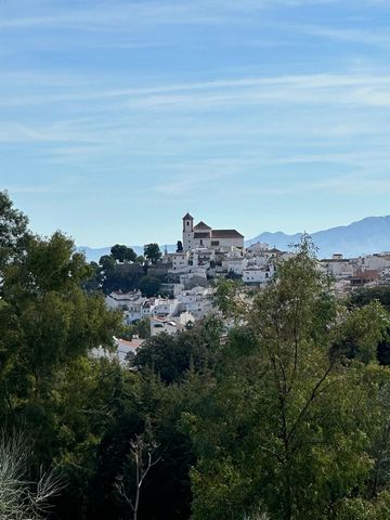 Fantastische Gelegenheit in Alozaina, im Herzen der Sierra de las Nieves gelegen. Es stehen 10 Doppelhaushälften zur Verfügung, die sich auf 3 Etagen verteilen. Umgeben von einer ländlichen Umgebung, ermöglichen Ihnen diese Häuser, ein langsames Wett...