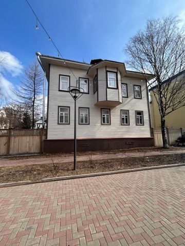 Арт. 68207344 Продам 2-комнатную (по факту-4-комнатную двухуровневую) квартиру в деревянном доме на втором этаже в центре города Архангельска. Расположенная на улице Чумбарова-Лучинского, д. 22, эта квартира идеально подойдет для тех, кто ценит тради...