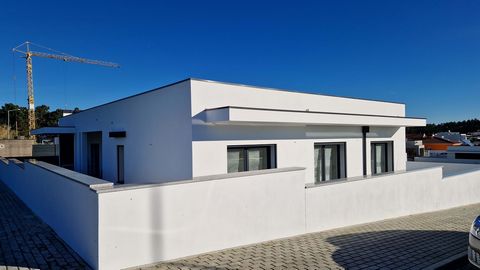 House of contemporary architecture in the beginning of construction. It has 3 bedrooms equipped with built-in wardrobes, one of them a suite with a closet. Living room with fireplace and kitchen in Open Space. The kitchen is fully equipped with built...