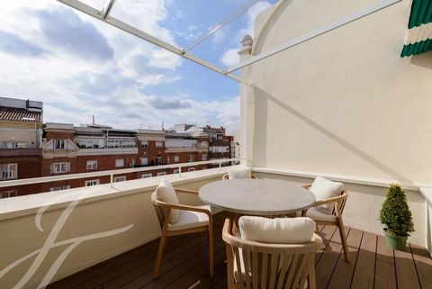 Spectacular penthouse newly renovated, furnished and equipped with the best qualities of the market, has two magnificent terraces to enjoy the outdoors and overlooking the city. It is located on the seventh floor and enjoys fantastic natural light th...