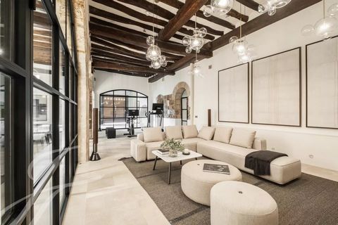 Exceptionally, now and again a truly unique property comes on the market and that certainly applies to this authentic residence frontline to the sea in the best part of Old Town Palma, La Calatrava. We are delighted to present this luxurious and soph...