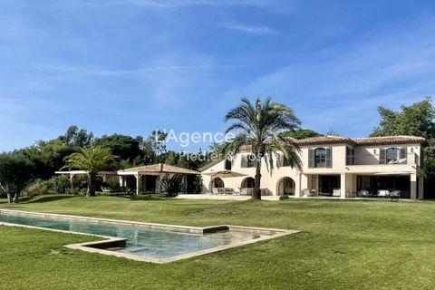 Villa of 400 m2 - Land of 6400 m2 - 6 bedrooms - 6 bathrooms Privileged address for this magnificent new villa with high-end finishes. Located in the Moutte sector, the villa benefits from a splendid and very bright setting. The entrance opens onto a...