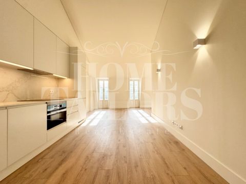 We present this sophisticated new construction 2 bedroom flat, with 63 m², located in the charming Travessa da Água da Flor, in the heart of the emblematic Bairro Alto, in Lisbon. Inserted in a modern building, built from scratch, this property is di...