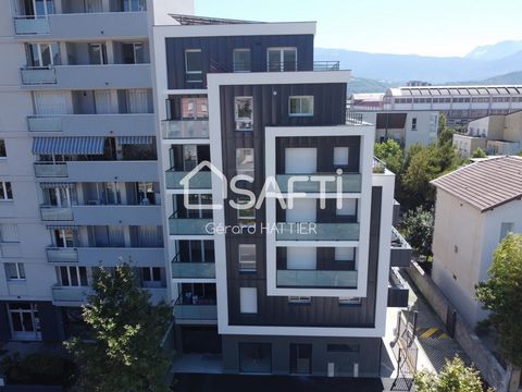 Cours de la libération in Grenoble close to tram and shops, this new luxury apartment on the 5th floor out of 6 of a small residence is ready to live in (only the kitchen to install). Its beautiful living room with kitchen area of ??45 m² opens onto ...