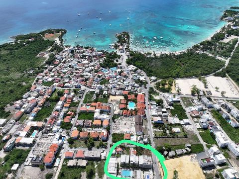 Groot penthouse van 3 verdiepingen, met zwembad op het dak, 4 slaapkamers, uitzicht op de oceaan, volledig gemeubileerd, in een miniresort, wandelen langs het strand en restaurants in Bayahibe, waar veel Italiaanse expats zijn.