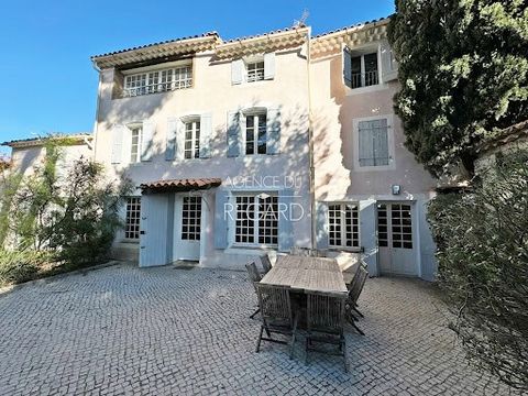 Une bastide du XVIIIème siècle... A Six-Fours-les-Plages, au cœur d’un hameau, cette propriété de 3 028m², entièrement clôturée est à proximité des commerces à pied. La plage de Bonnegrace est à 10mns en voiture. Elle accueille un parc parfaitement p...