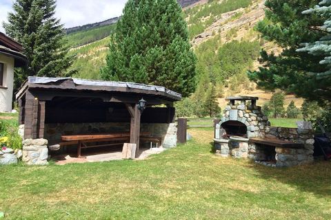 Omgeven door weiden, naaldbossen en een prachtige alpenwereld, wacht het Chalet Sunstar (bestaande uit 2 verdiepingen) op gasten, die zich graag laten verwennen. 's Avonds kunt u heerlijk onder een pergola willen de avond doorbrengen onder het genot ...