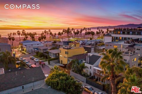 Ofrecido completamente amueblado y a solo unos minutos de la playa y el icónico paseo marítimo, este encantador refugio costero está rodeado de un paisaje exuberante y vibrante, que encarna la esencia del encanto y el estilo de vida fácil de Venecia....