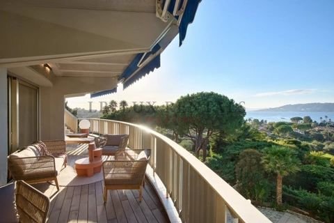 Gelegen aan de westkant van Cap d'Antibes, op loopafstand van de stranden, in een prestigieuze residentie met zwembad, Dit unieke appartement van 281 m², volledig gerenoveerd met hoogwaardige materialen en zorgvuldig afgewerkt, biedt een adembenemend...