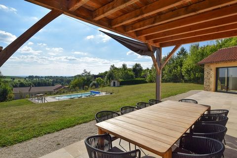 Das Ferienhaus liegt in einer ländlichen Gegend, die von Hügeln, Wäldern und Seen geprägt ist. Dieses geräumige Haus ist sehr gut für mehrere Familien geeignet. Das Haus und die umliegende überdachte Terrasse bieten einen herrlichen Blick über das Ta...