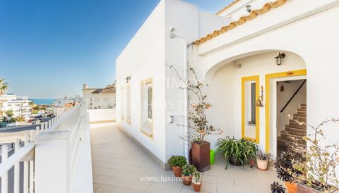 Descubra esta increíble villa de 3 dormitorios , a sólo 5 minutos a pie de la impresionante playa de Olhos de Água, con vistas al mar y una ubicación privilegiada en el Algarve . Situada en un primer nivel , esta casa ofrece dos plantas bien distribu...