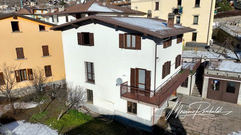 **Magnifique maison individuelle à vendre à Temù** Découvrez cette belle propriété située dans la ville pittoresque de Temù, à quelques pas de Ponte di Legno et du télésiège « Roccolo Ventura ». Cette maison individuelle sur deux niveaux offre tout l...