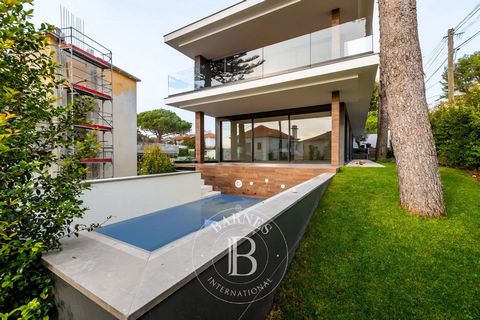 Excelente villa de 2 plantas, a estrenar, con 4 dormitorios, jardín privado y piscina, en una ubicación privilegiada cerca de las playas de Estoril. Acabado con un alto nivel, tiene amplias zonas y todas las habitaciones son en suite. Las habitacione...