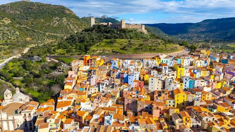 Dans le village pittoresque de Bosa, l’une des villes les plus fascinantes de Sardaigne, se dresse cette splendide maison individuelle, parfaitement restaurée et prête à accueillir ceux qui recherchent une résidence de charme ou un investissement de ...