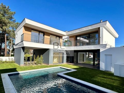 New 4 bedroom villa, with contemporary architecture, located in Amora, close to the Belverde and Aroeira area, in a quiet residential area exclusively of villas and with easy access to the A33, A2 to Lisbon/Airport... Close to the beaches of Fonte da...