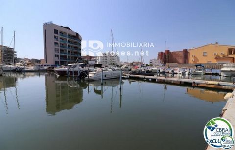 Mooring of 6X2.5 meters, water and electricity point, located in Santa Margarita de Roses, very close to the exit to the sea. Suitable for motorboats or sailboats. Mooring in full ownership, it is not a concession. Contact us and we will help you thr...