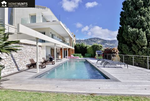 Villefranche sur Mer - Exceptional villa built on a fully enclosed and landscaped plot of 1200 m2, in absolute calm. Ideally located between the low and middle cornice, the property, with a total area of 351 m2 and 294 m2 of living space, was renovat...