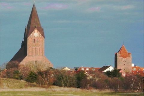 Estas casas flotantes se encuentran en una parte separada del puerto deportivo de Barth. Vives muy cerca de la naturaleza, desde el piso superior tienes una vista maravillosa sobre la laguna; Al mismo tiempo, el casco antiguo y el puerto de la ciudad...