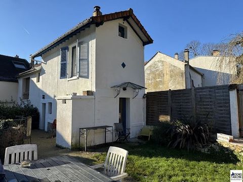 EXCLUSIVITE !! Adorable petite maison de ville dans le vieux village de Saint Prix !! Bien atypique et rare Cette maisonnette de 44 m² est pleine de charme. Elle vous accueille dans le cadre enchanteur et privilégié du vieux village de Saint prix. A ...