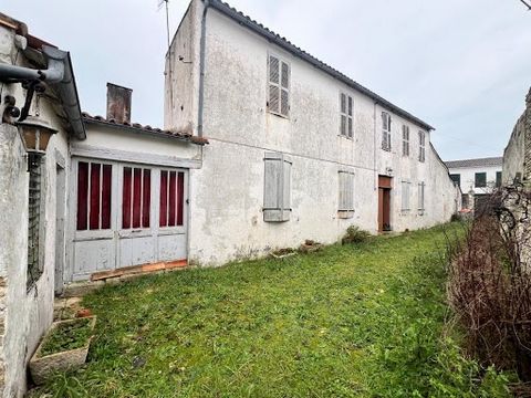 Real estate Ile de Ré, La Couarde sur Mer, come discover this charming character property in the center of the village of La Couarde, approximately 136m². On a plot of over 860 m² stands a traditional house in its original state with a beautiful faca...