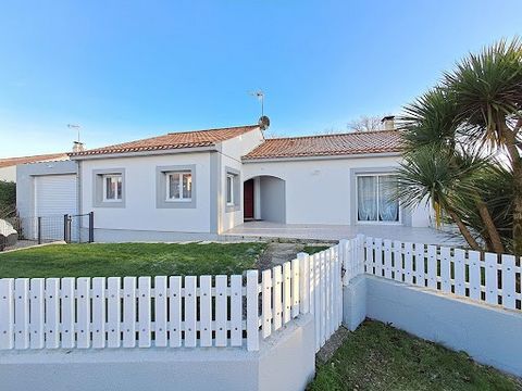 Located 15 minutes from St Gilles de Croix de Vie, this beautifully designed artisan house built in 1990 offers spacious volumes and tasteful furnishings. With nearly 118 m² of living space, it features a large living room with an open equipped kitch...