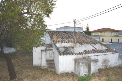 Excellent opportunity in Boliqueime. Plot of construction with two old houses far from each other already existing on the plot, in the area of Boliqueime, with 98m2 and a total plot area of 1000m2. It has water, electricity, sewers and a borehole. Go...