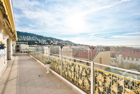 NICE PORT: 130.06m² top floor apartment with 32 m² south-facing terrace. This air-conditioned, walk-through apartment is located in a well-maintained residence with elevator, a stone's throw from the Bassin du Port, and offers a panoramic view of all...