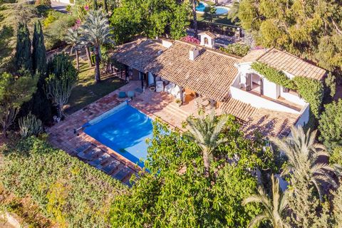 ✓Charmante Villa Méditerranéenne à La Nucía, Costa Blanca. Situé une urbanisation calme offrant une intimité complète grâce au grand jardin (double parcelle). La maison se compose d'un salon/salle à manger spacieux, d'une cuisine entièrement équipée,...